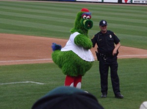 The Philly Phanatic tries to get the Omar Vizquel arrested.